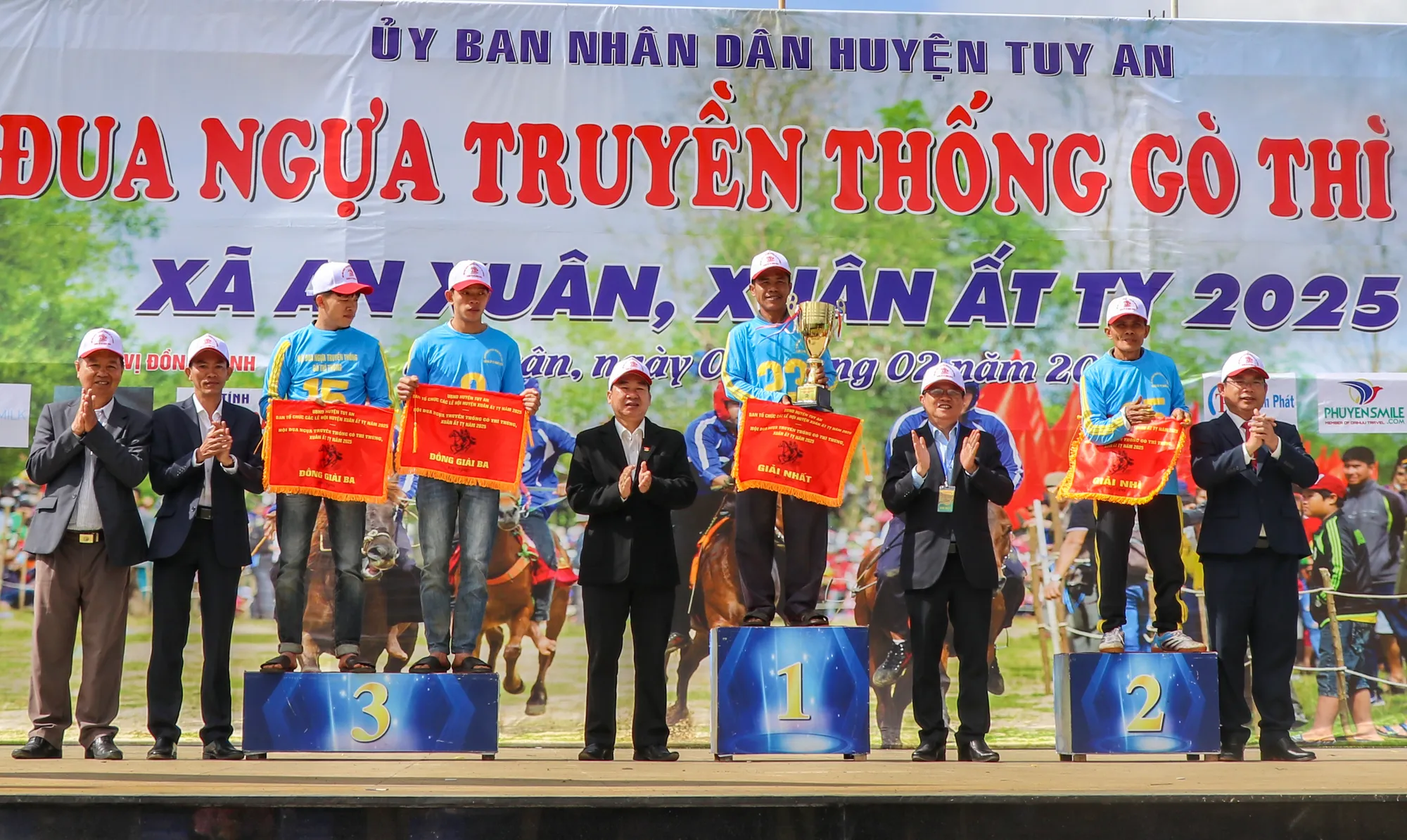 Gò Thì Thùng Khi nông dân hóa kỵ sĩ trên đường đua đất Phú 3